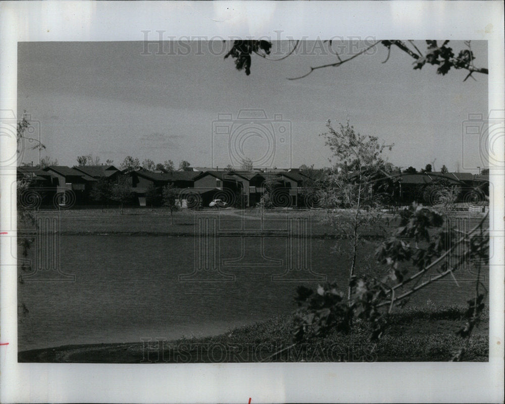 1975 Vernon Hills Town house lake clustred - Historic Images