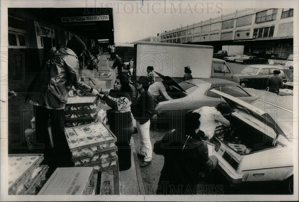 1981 Neighborhood Food Pantries Volunteer - Historic Images