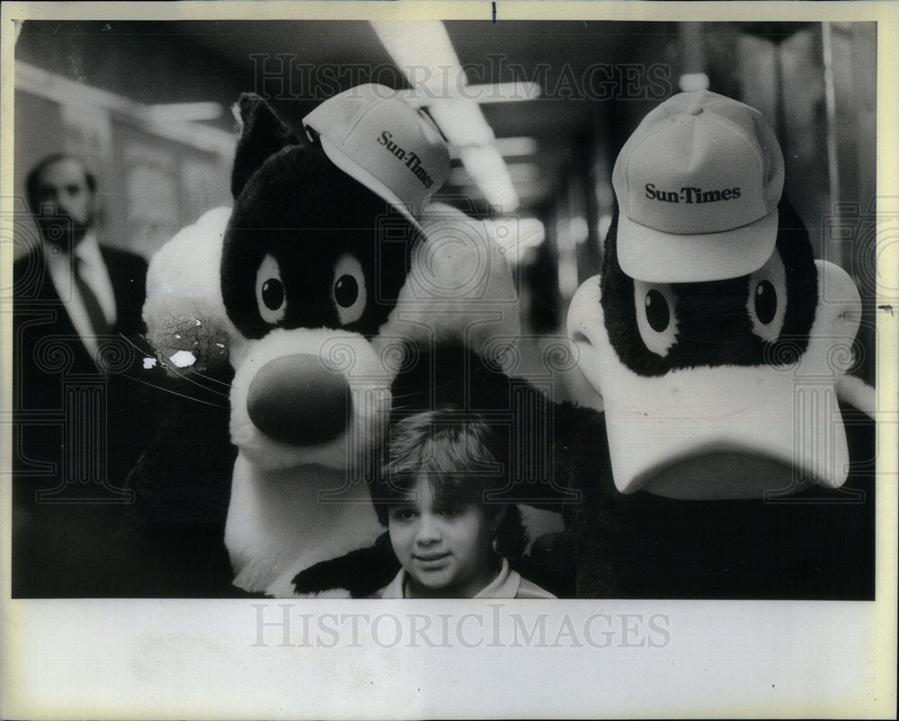 1985 Art Exhibition At Sun Times Building - Historic Images