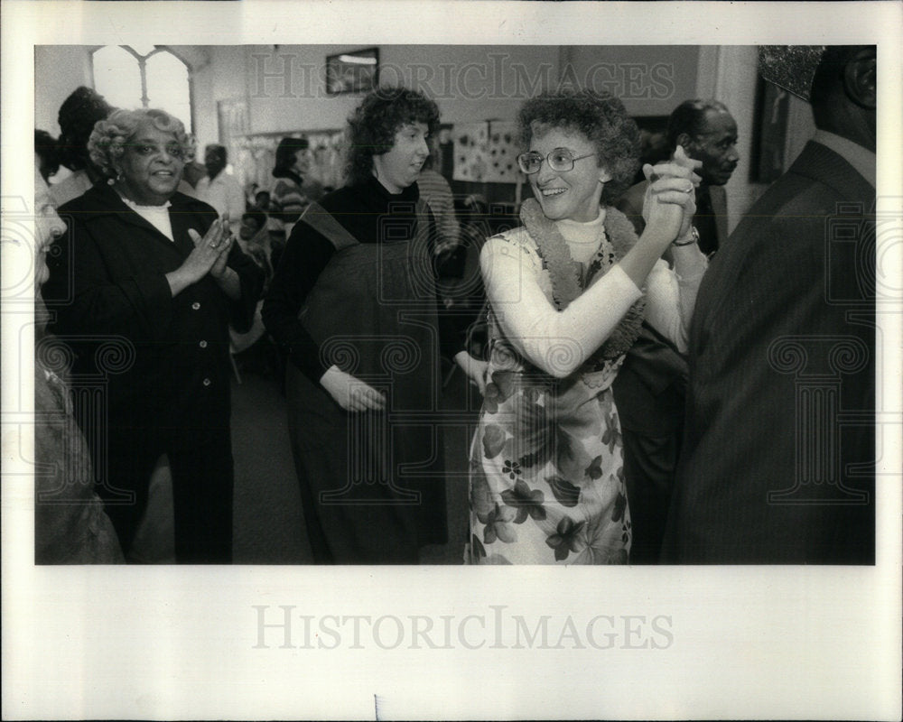 1981 Sister Patrica Murphy Mardi Gross line - Historic Images