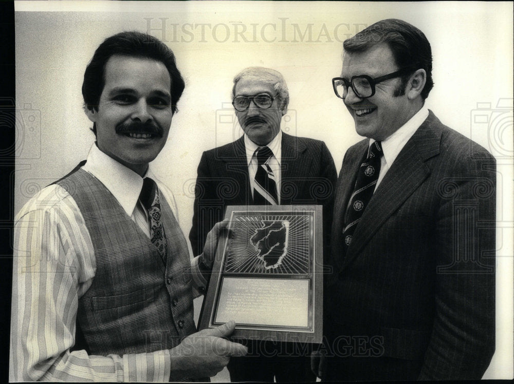 1977  Edward Pound Sun Times Reporter award - Historic Images