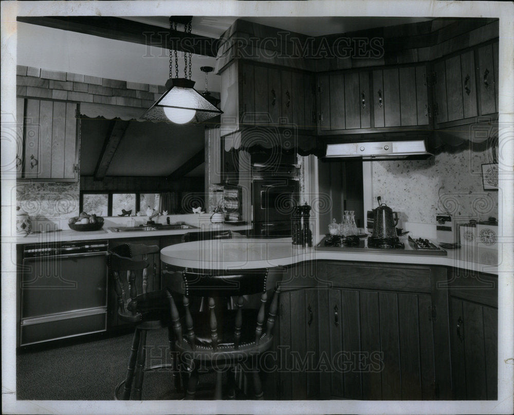 1967 Kitchen family cook company wife home - Historic Images