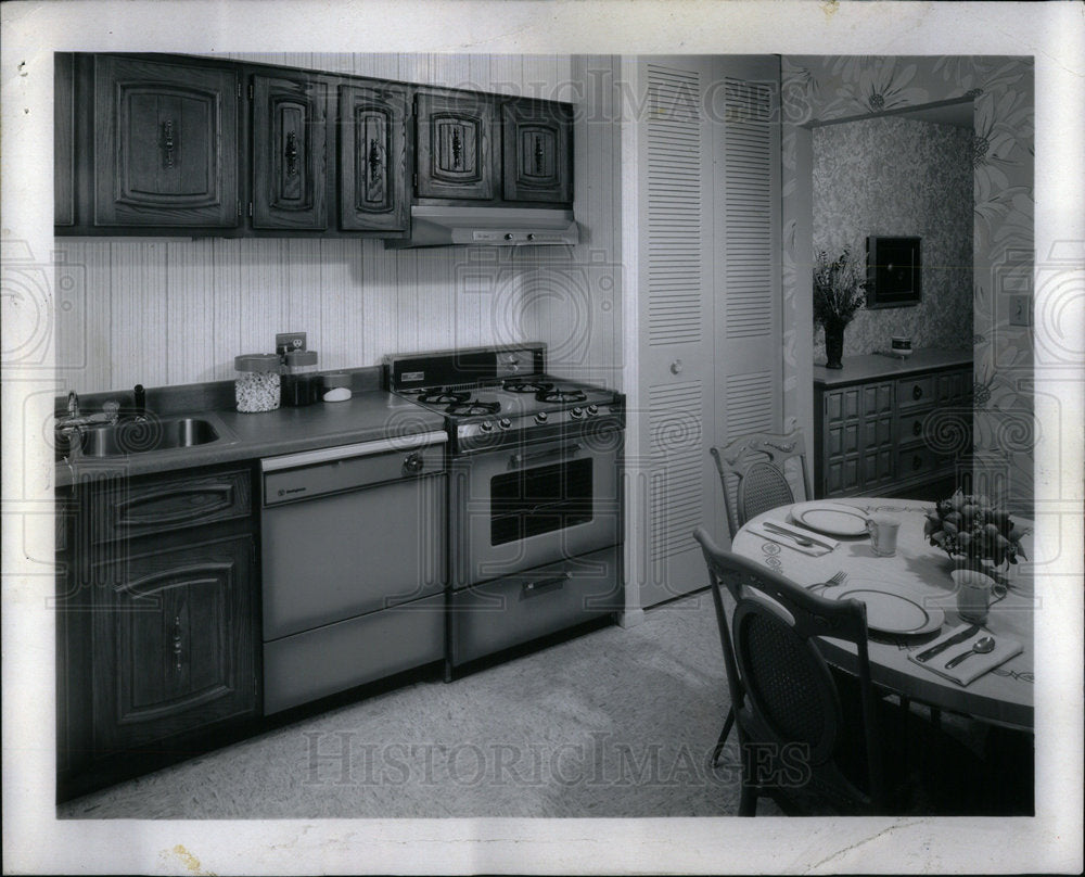 1970 Kitchen apartment complexe homemaker - Historic Images