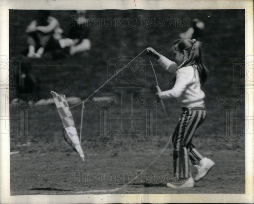 1971 Wind Grant Park Kite Fly children try - Historic Images