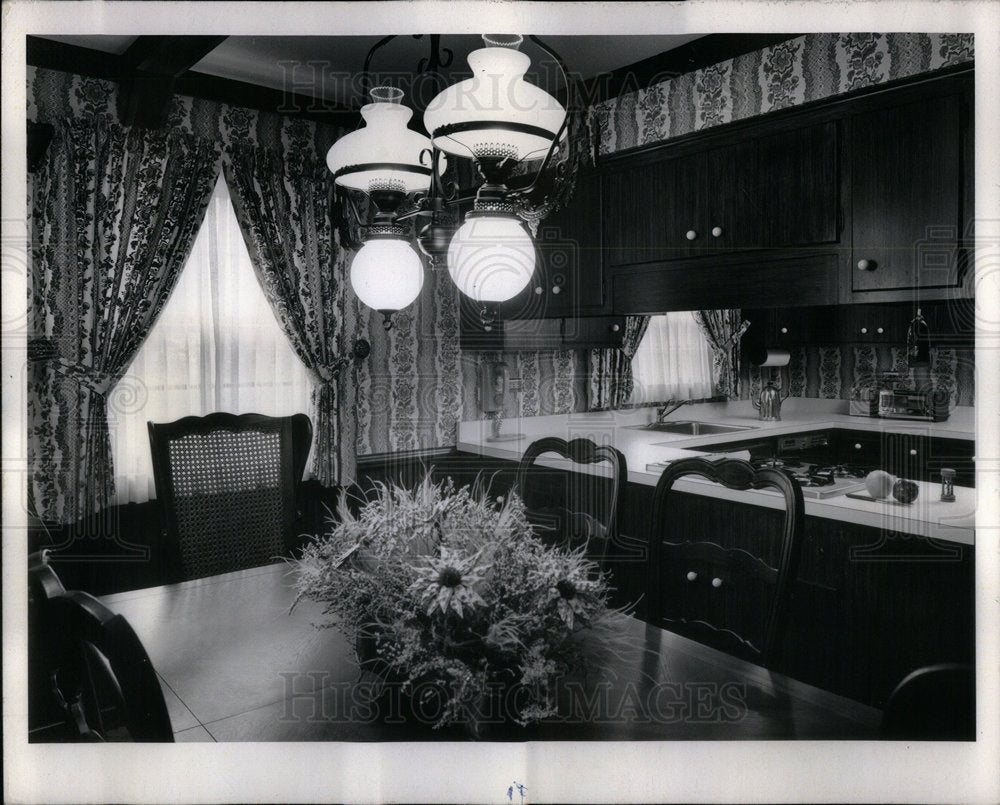 1973 Decorator corner room different House - Historic Images