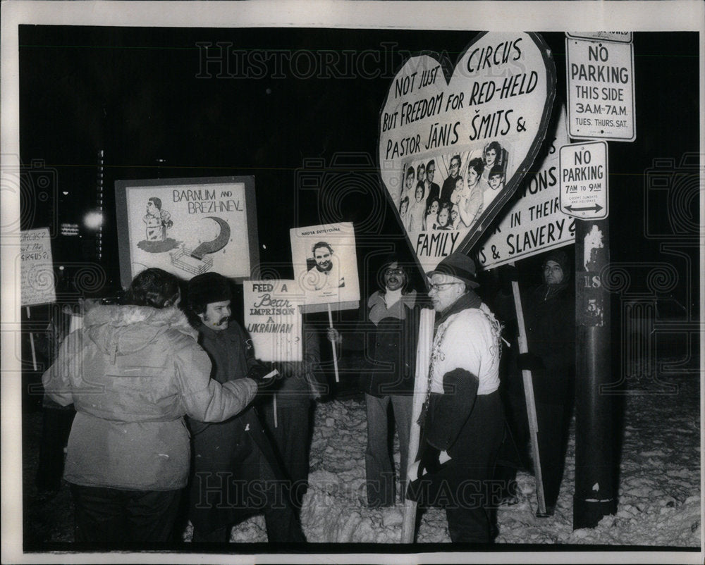 1976 Picketing Moscow Circus Stadium - Historic Images