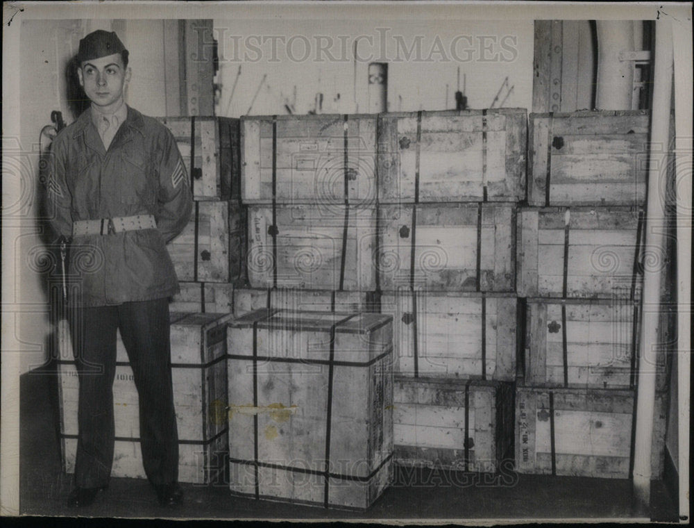 1948 Marine Sgt Harry guards US curreency - Historic Images