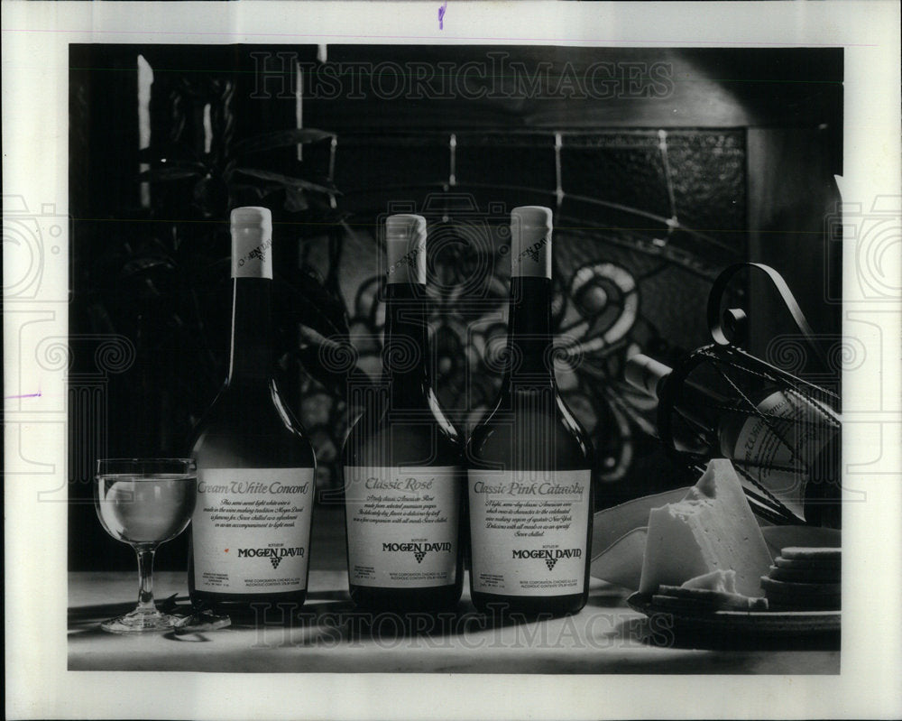 1975 Kosher Premium Wines Mogen David Wine - Historic Images