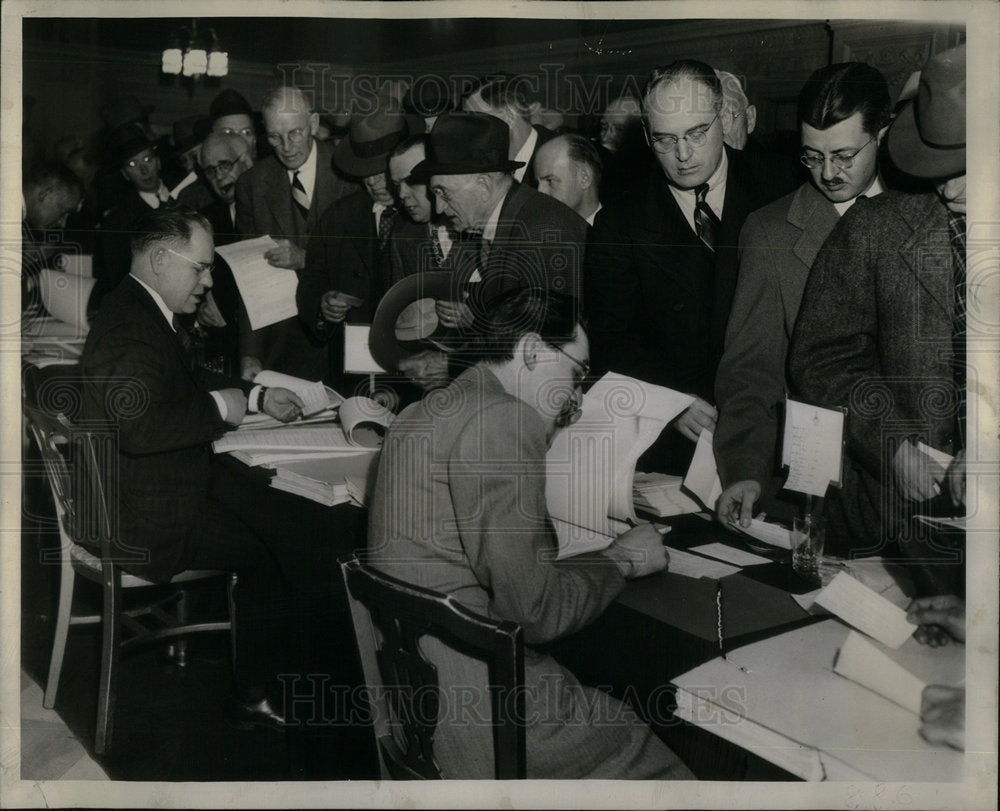 1944 Board Chairman Stockholder Swarm - Historic Images