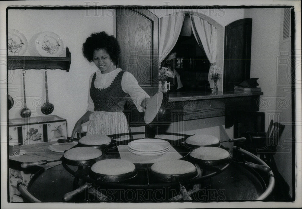 1975 Margaret Thomas cooks at Magic Pan - Historic Images