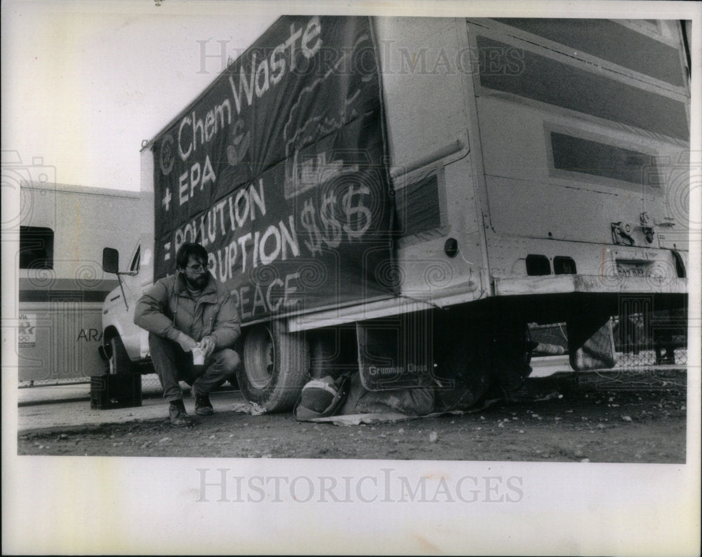 1990 Charlie Cray Talking to Chained Men - Historic Images