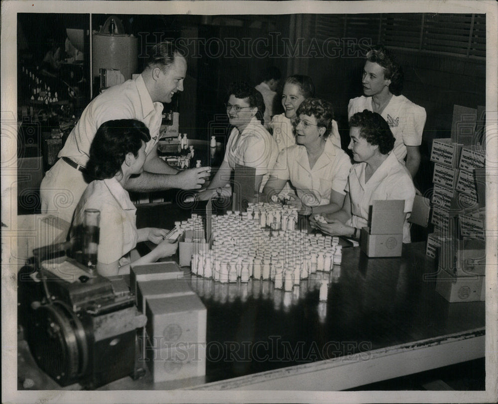 1950 Allan Shows Girls How to Inspect - Historic Images