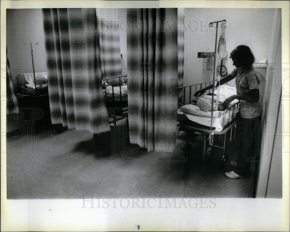 1985 outpatient surgery recovery room. - Historic Images