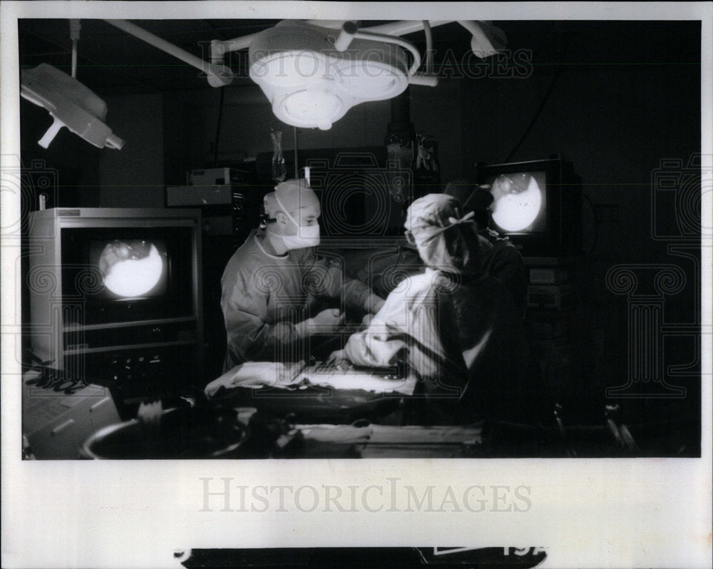 1992 Dr. Richard Prinz uses a laparascope - Historic Images