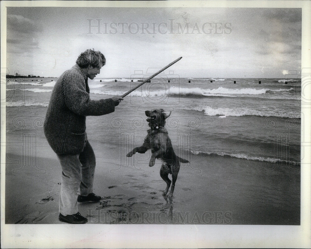 1982 Dave Cornes his dog at Chicago beach - Historic Images
