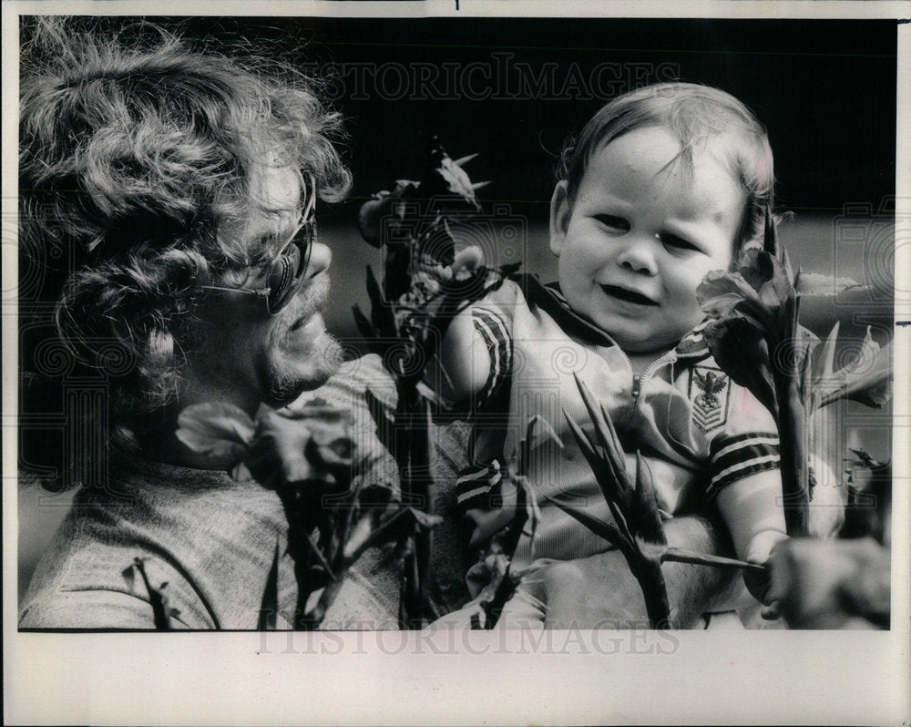 1986 Grant Park Chicago man baby flowers - Historic Images