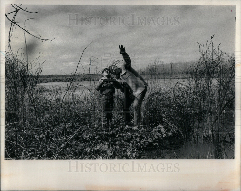 1985 Jerry &amp; Eleanor Sullivan bird watching - Historic Images