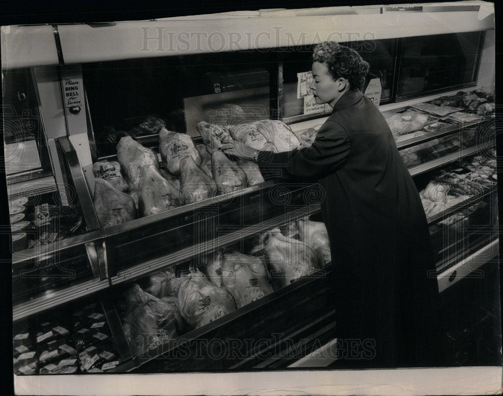 1952 woman turkey thanksgiving shopping - Historic Images