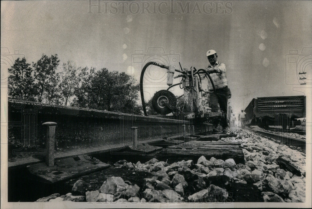 1980 Crew Improving Santa Fe&#39;s Tracks - Historic Images