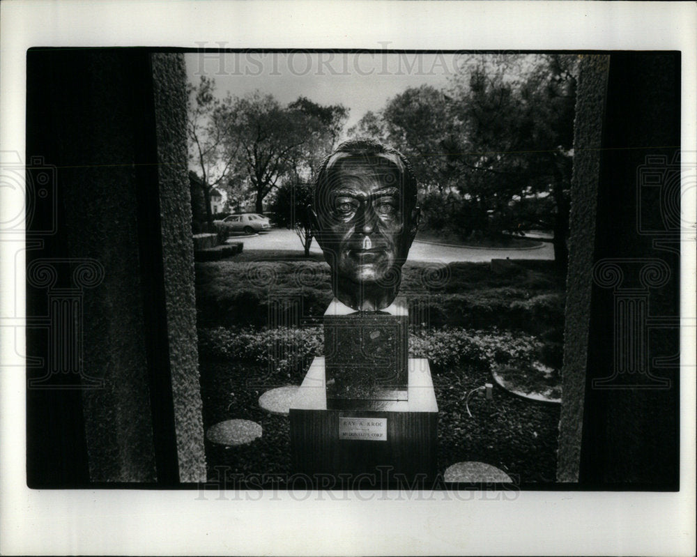 1981 Bust Mcdonalds Ray Kroc Lobby Hamburge - Historic Images