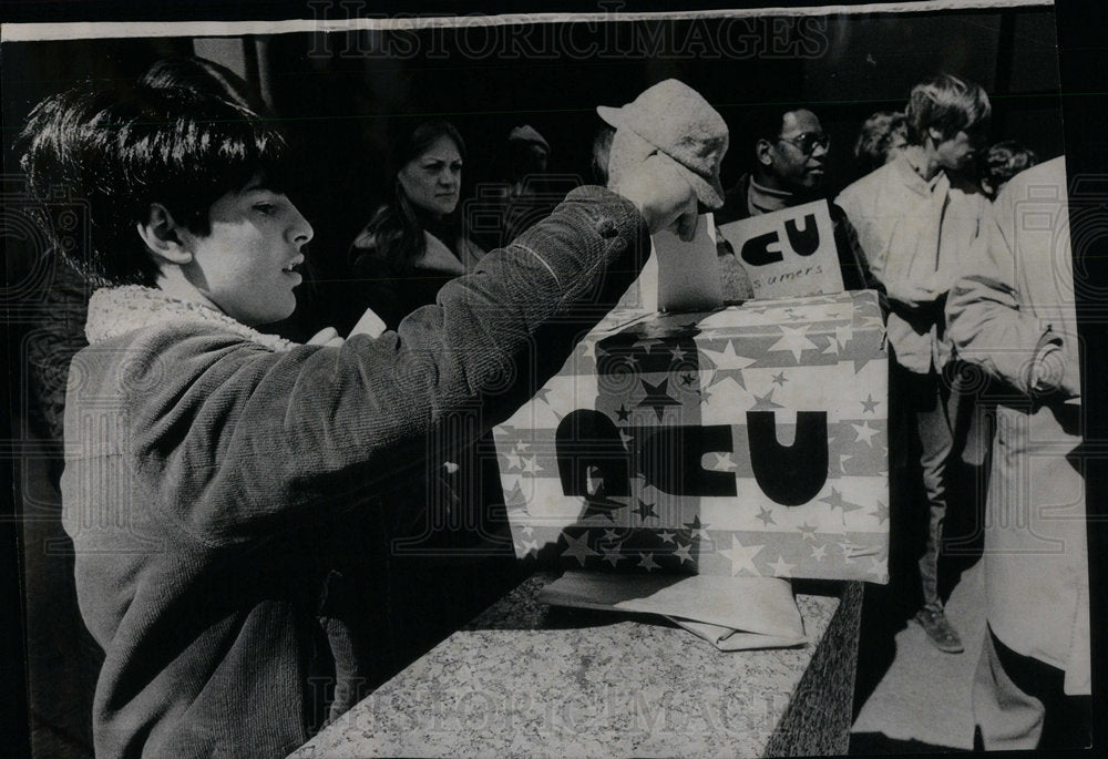 1973 Protesting Cost Of Meat - Historic Images