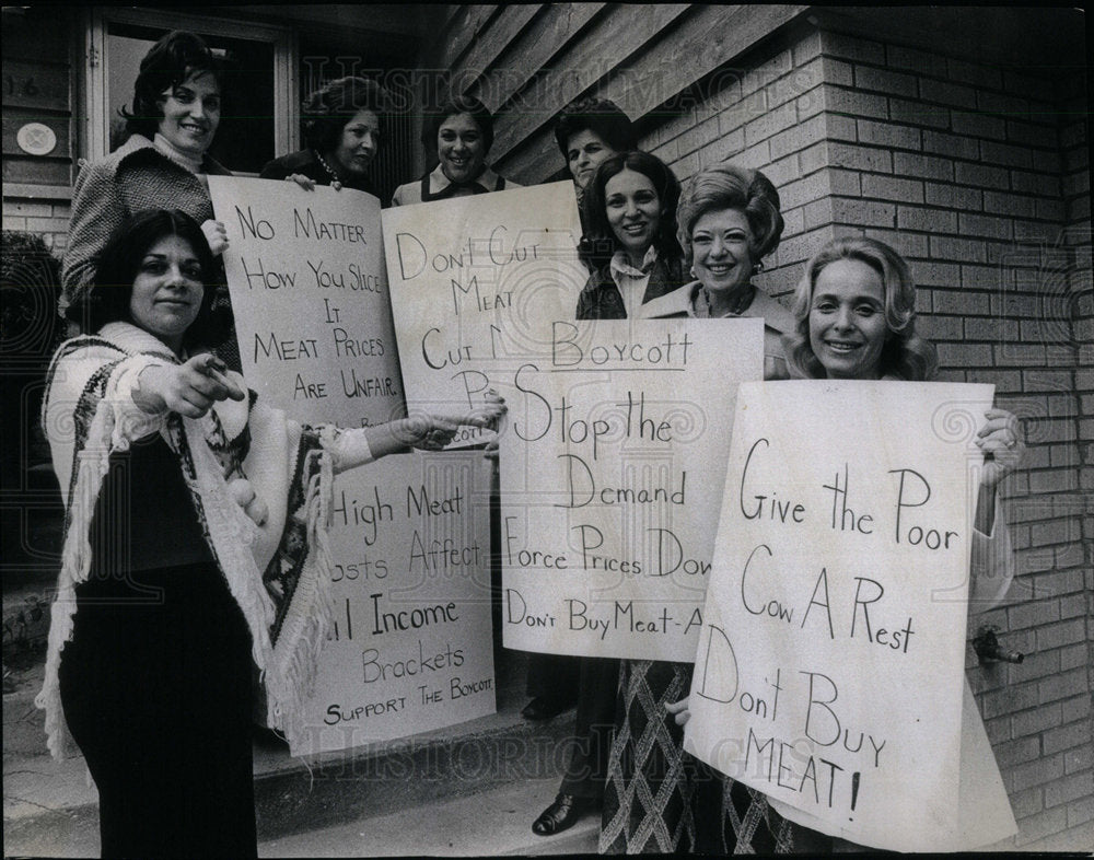 1973 Housewives Support Meat Boycott - Historic Images