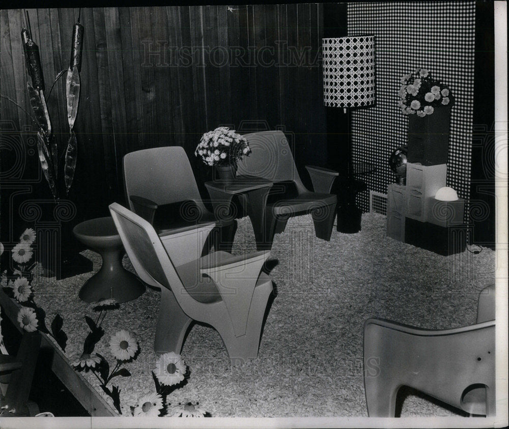 1971 Coral Plastic Chairs Setting Vanguard - Historic Images