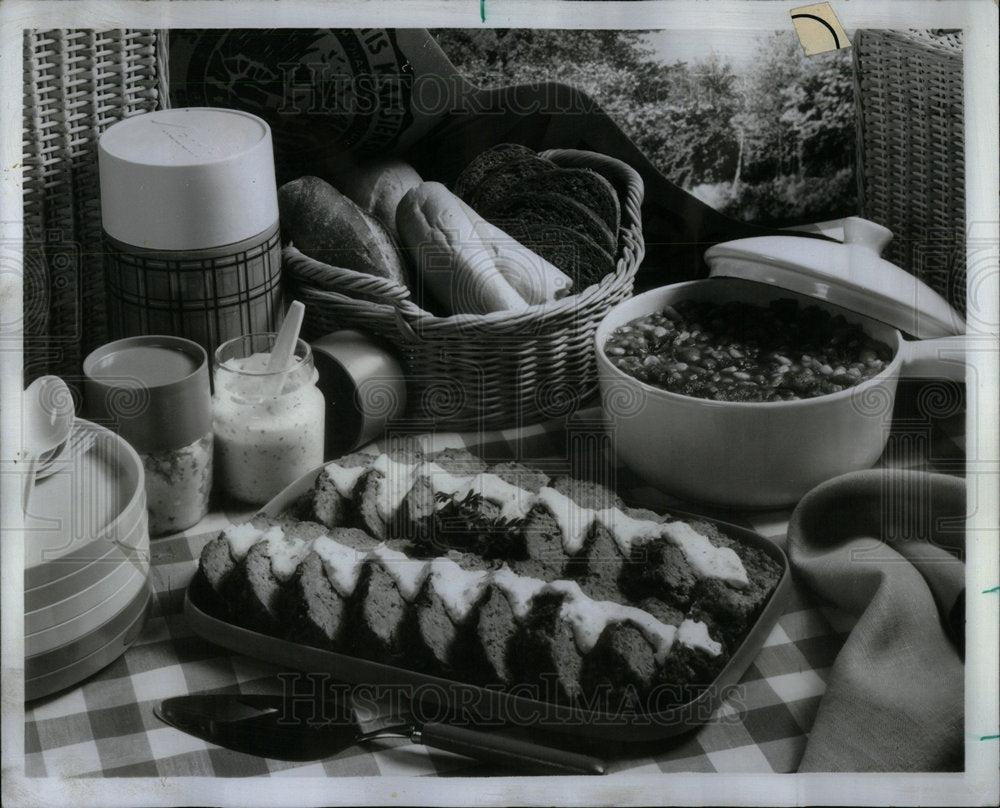 1975 autumn picnic spread from Campbell Co. - Historic Images