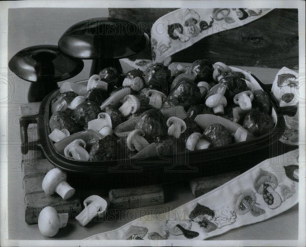 1971 sweet and sour mushroom meatball meal - Historic Images