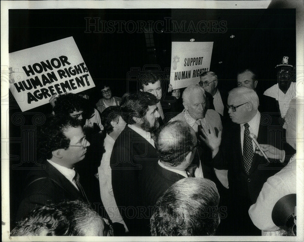 1979 Protesters at Bolshoi opener, - Historic Images