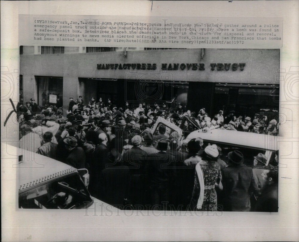 1972 Manufacturers Bomb Found Crowds Gather - Historic Images