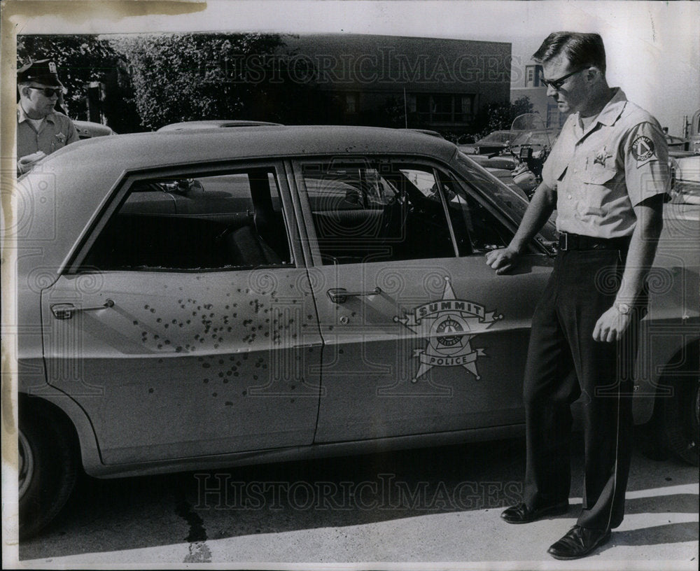 1968 police car took gun shots  Summit, Ill - Historic Images