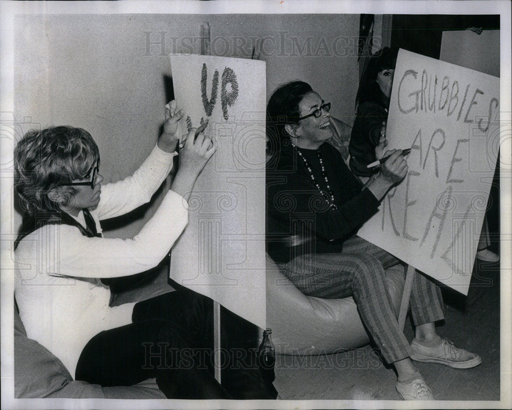 1970 Off The Ground Play Students Signs - Historic Images