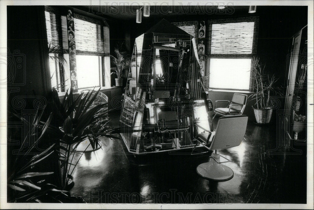 1977 Obelisk Styling Salon - Historic Images