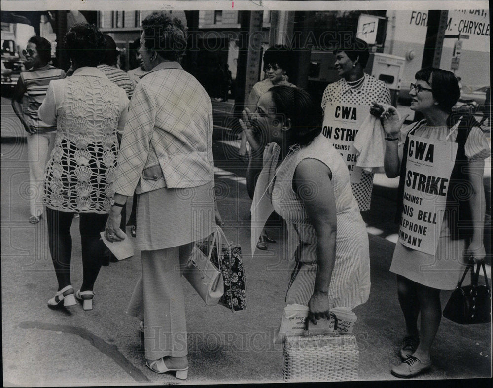 1971 CWA Telephone Operators Strike Chicago - Historic Images