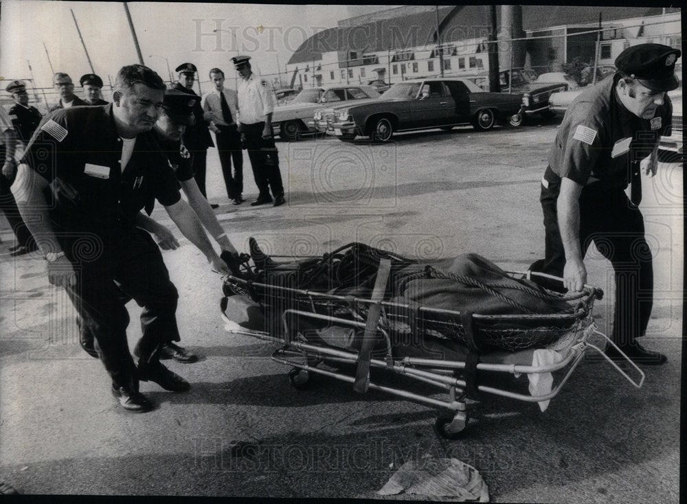 1973 Boby Of Deceased Pilot Being Moved - Historic Images