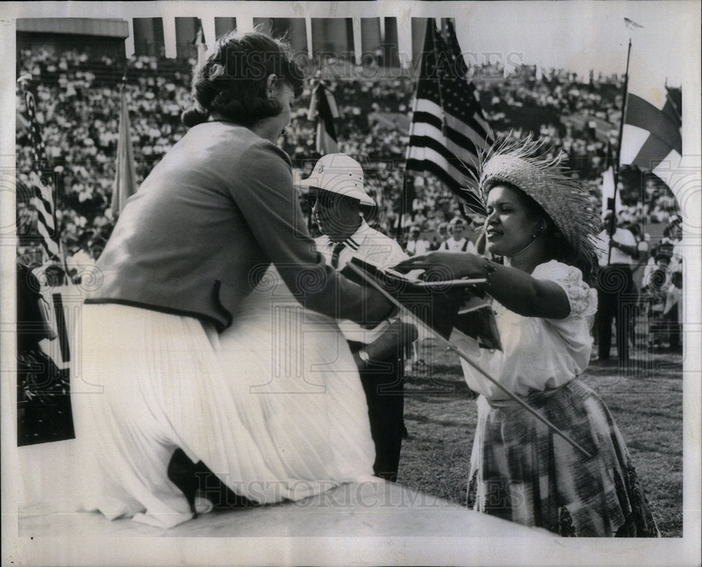 1959 Pan American Flag accepted in festival - Historic Images