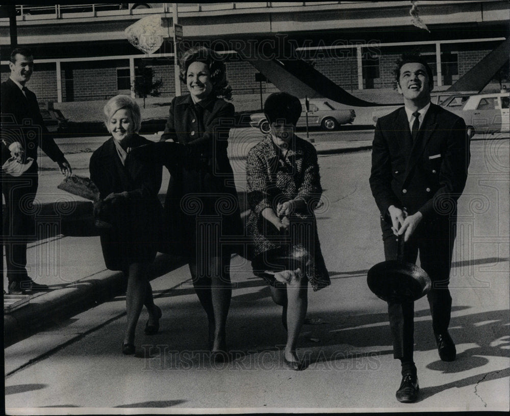 1969 O&#39;Hare Airport Pancake Race - Historic Images