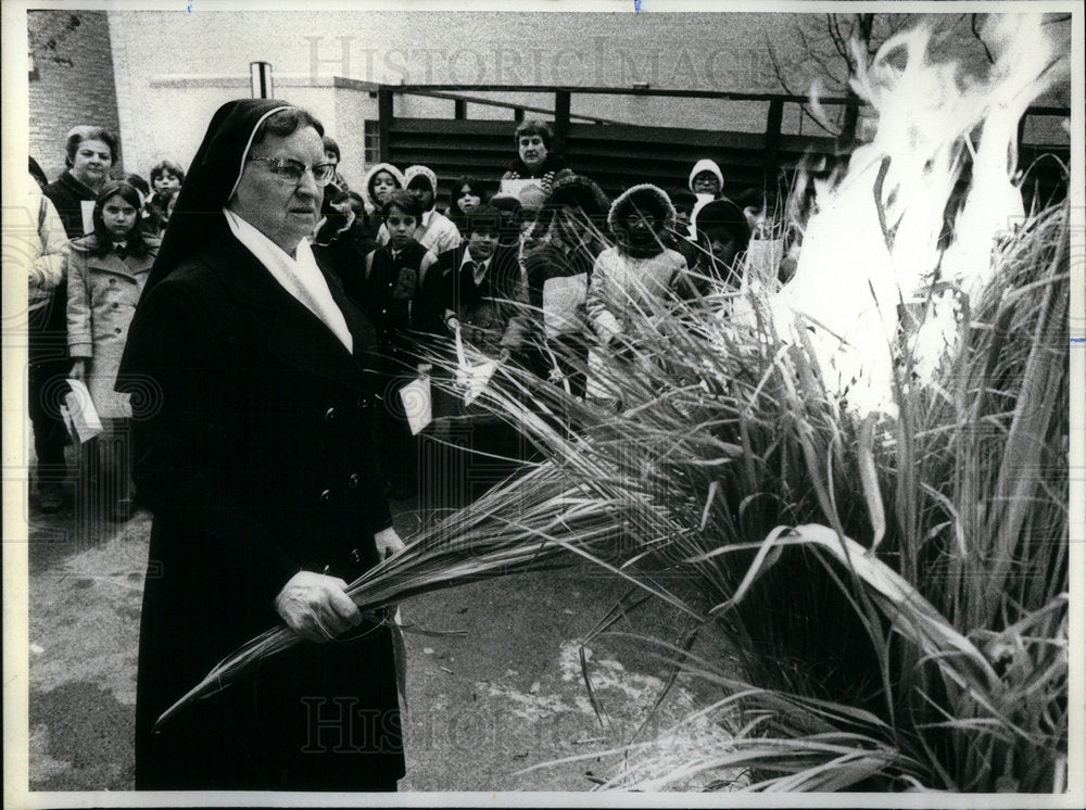 1980 Sister Lights palms for Ash Wednesday - Historic Images