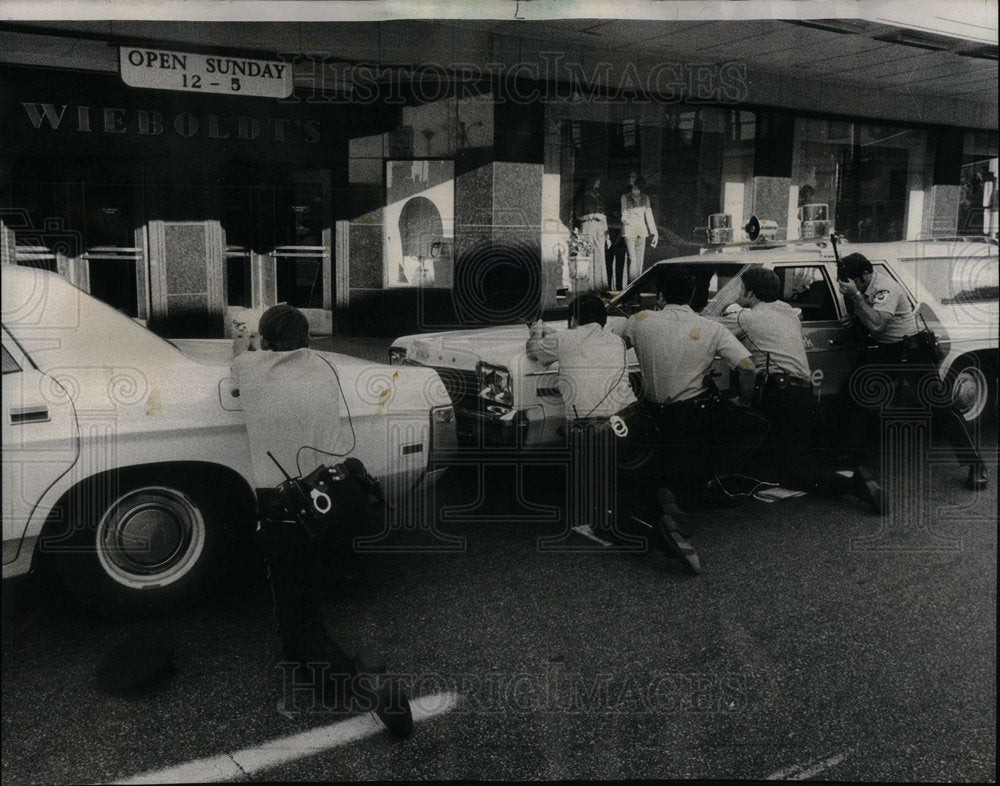 1974 Police Corner Department Store Robbers - Historic Images