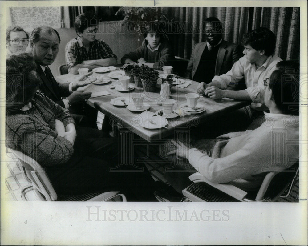 1984 International Dinner Conversation - Historic Images