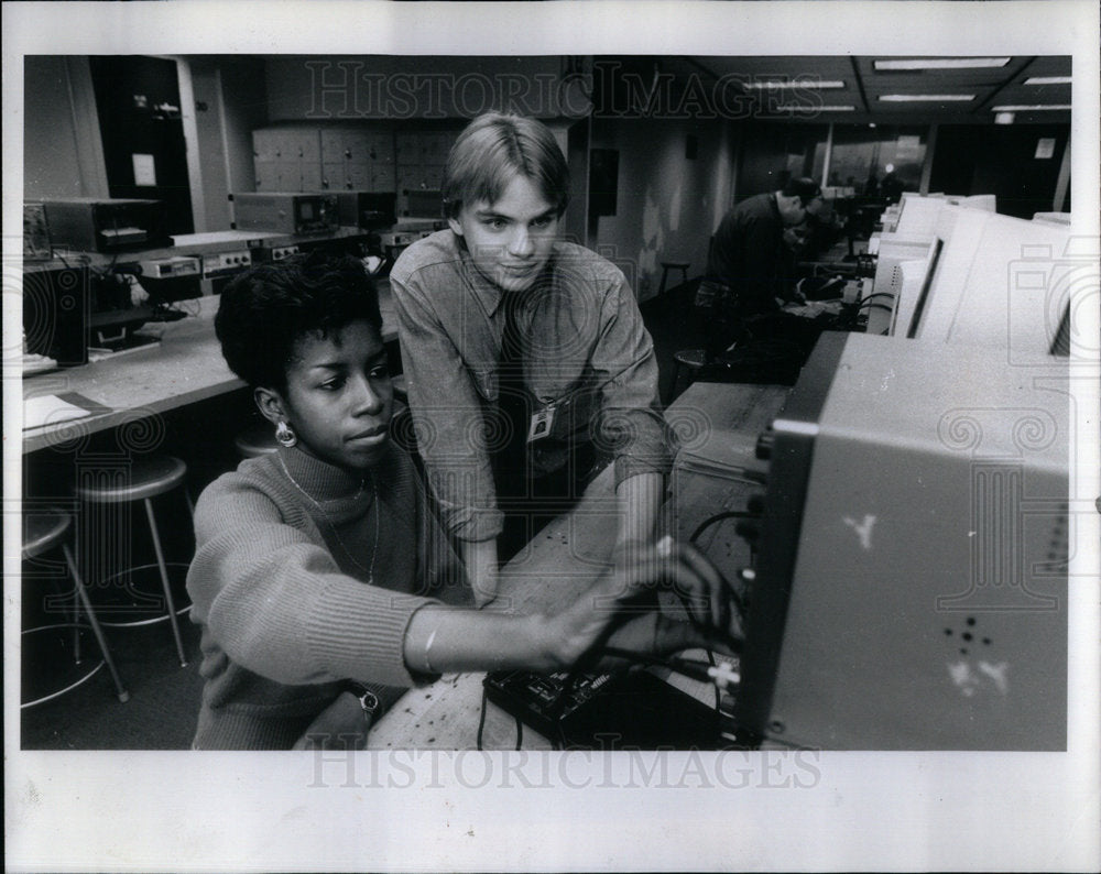 1989 Electronic Lab DeVry Institute Chicago - Historic Images