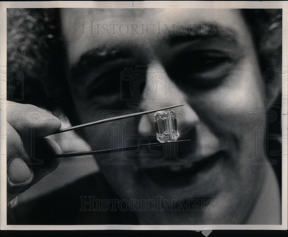 1981 Lester Lambert displays his diamond - Historic Images