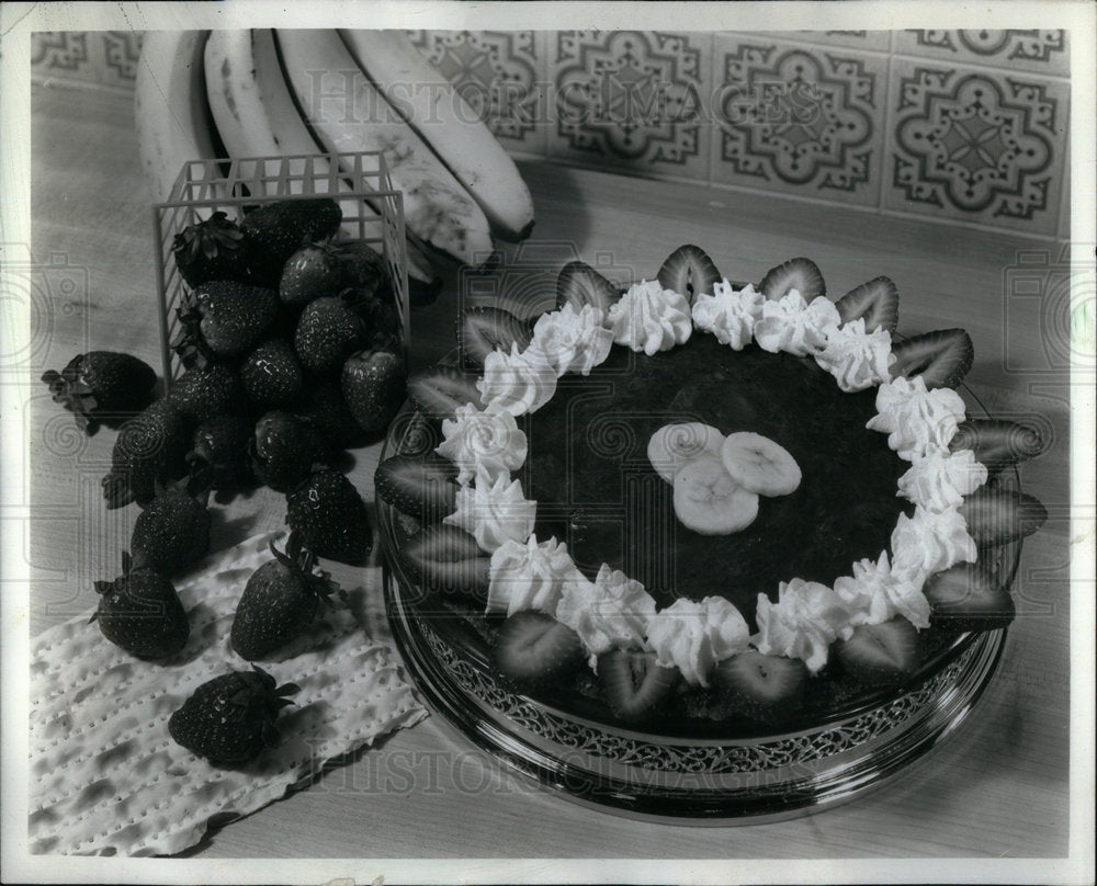 1983 Strawberry Banana Pie Passover Meal - Historic Images