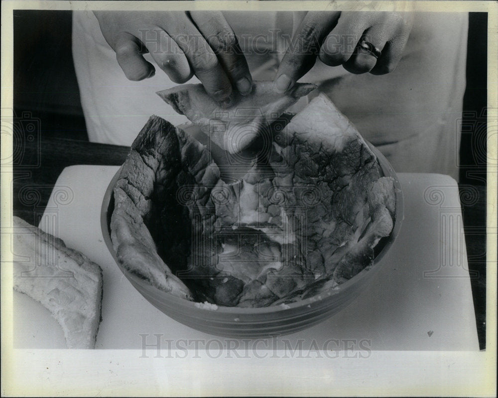 1985 How to prepare a Easter Bonnet Bombe - Historic Images