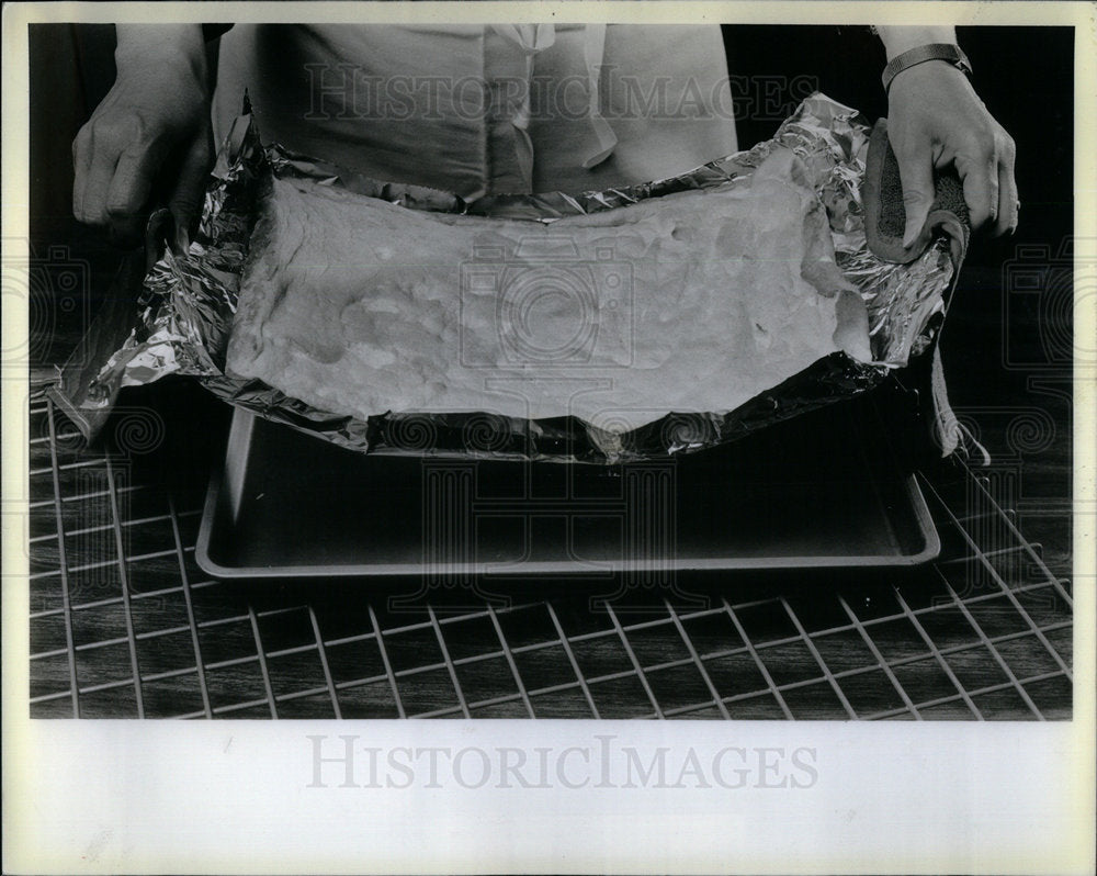 1985 Sponge Cake Baking Pan Cool Wire Rack - Historic Images