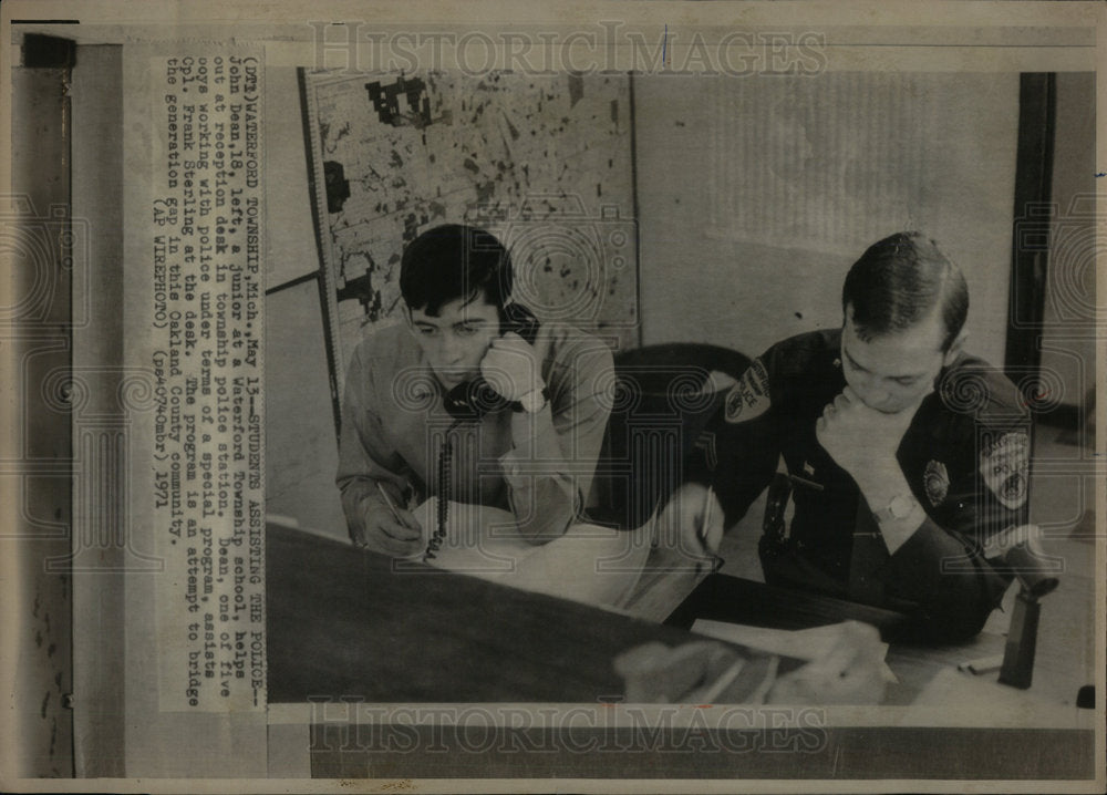 1971 John Dean Student Assisting Police - Historic Images