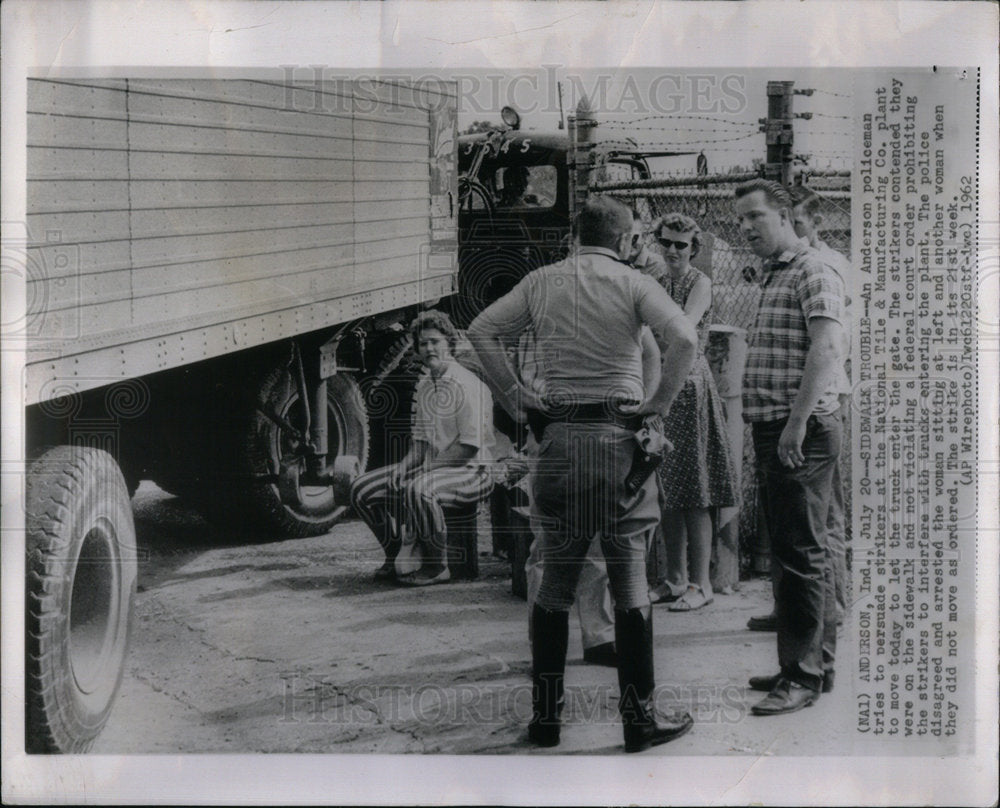 1962 Anderson Policeman Persuade Strikers - Historic Images