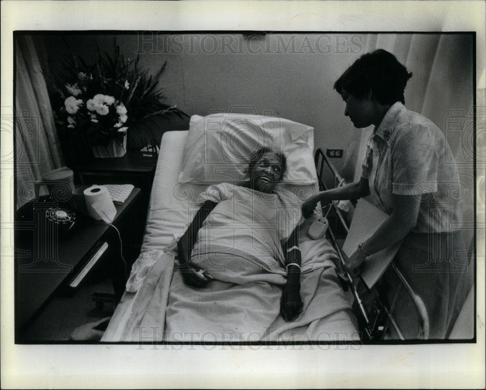 1982 Nun Sister Julia Mt Sinai Hospital - Historic Images