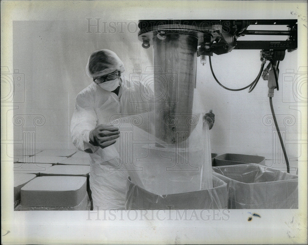 1983 Worker Manufactures Nutrasweet - Historic Images